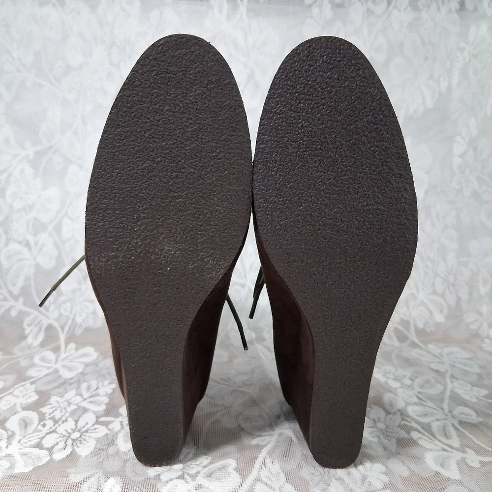 Hot In Hollywood Ankle Boots Chocolate Brown Suede Leatherette Gold Accents Sz 8